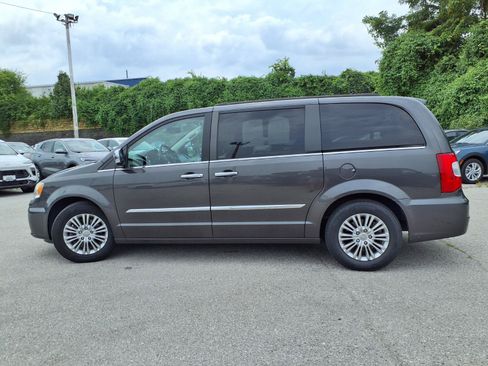 Used 2015 Chrysler Town & Country Touring-L w/ Driver Convenience Group FWD image 32