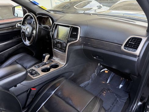 Used 2017 Jeep Grand Cherokee Overland w/ Jeep Active Safety Group image 17