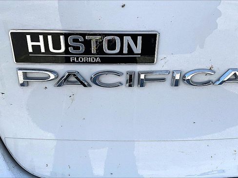 Used 2023 Chrysler Pacifica Limited image 30