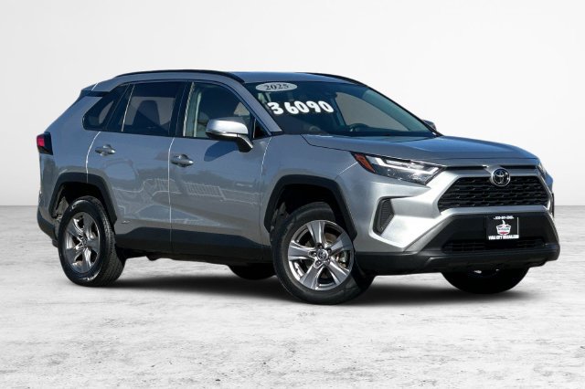 Used 2025 Toyota RAV4 XLE AWD/4WD image 2