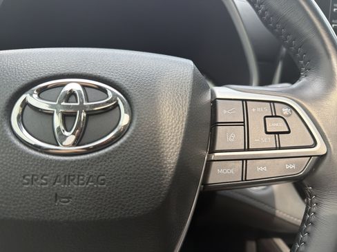 Used 2022 Toyota Highlander XLE FWD image 32