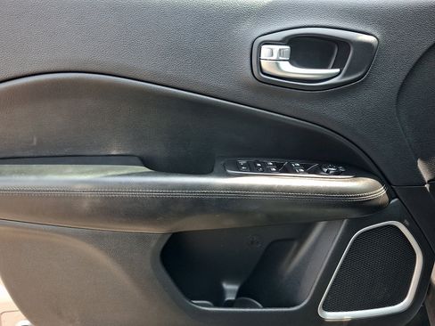 Used 2019 Jeep Compass Latitude FWD image 14
