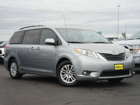 Used 2013 Toyota Sienna XLE w/ Entertainment Pkg FWD image 2