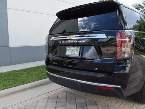 Used 2022 Chevrolet Suburban LT RWD image 18