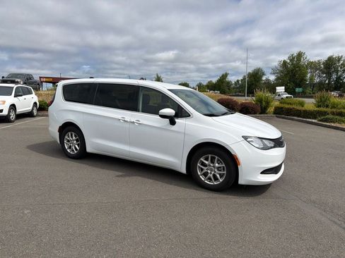 Used 2023 Chrysler Voyager LX FWD image 2