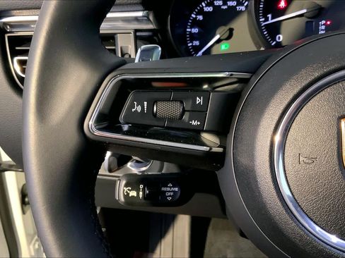 Used 2025 Porsche Macan image 27
