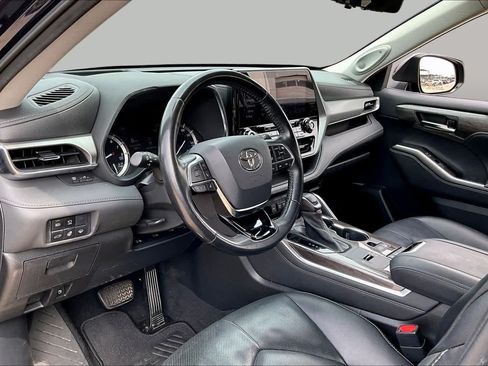 Used 2021 Toyota Highlander Platinum FWD image 17