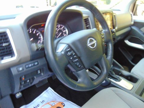 Used 2022 Nissan Frontier SV AWD/4WD image 11