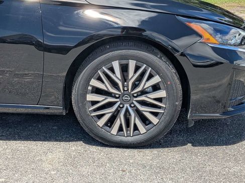 Used 2025 Nissan Altima 2.5 SV FWD image 10