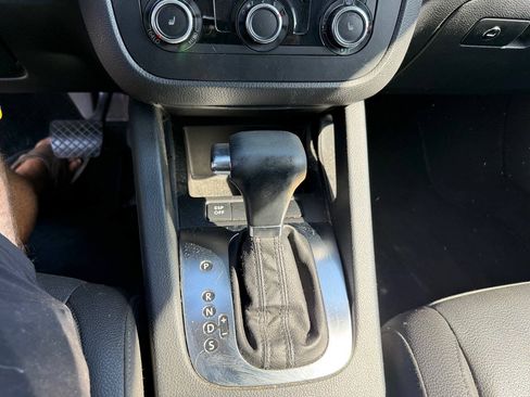 Used 2010 Volkswagen Jetta SE FWD image 21
