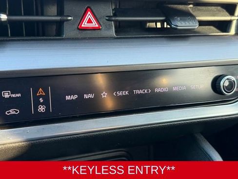 Used 2024 Kia Sportage EX image 11