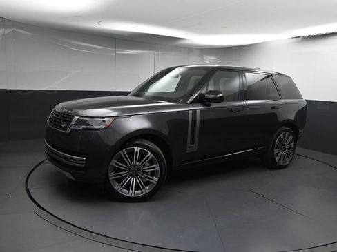 Used 2025 Land Rover Range Rover SE image 4