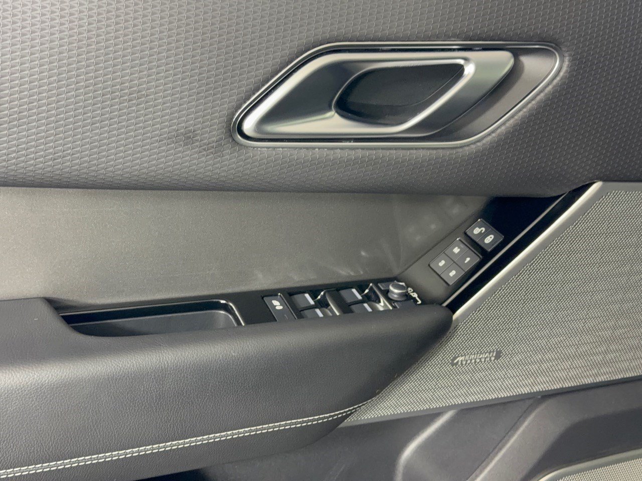 Used 2020 Land Rover Range Rover Velar S AWD/4WD image 15