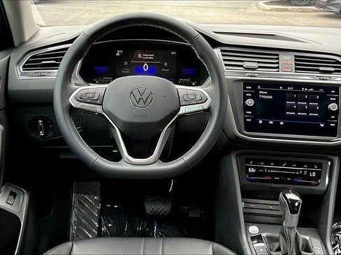 Used 2024 Volkswagen Tiguan SE image 6