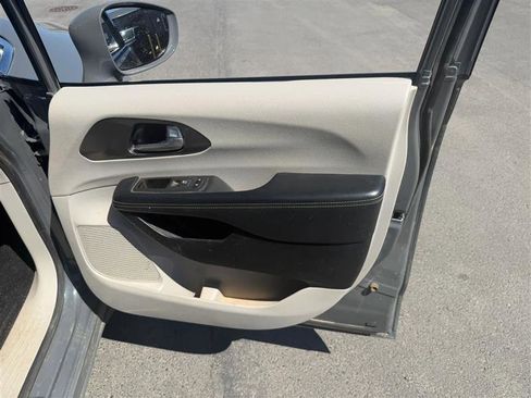 Used 2020 Chrysler Pacifica Touring-L Plus FWD image 11