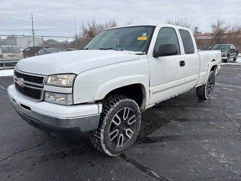 Used 2006 Chevrolet Silverado 1500 LT w/ Light Duty Power Package image 3