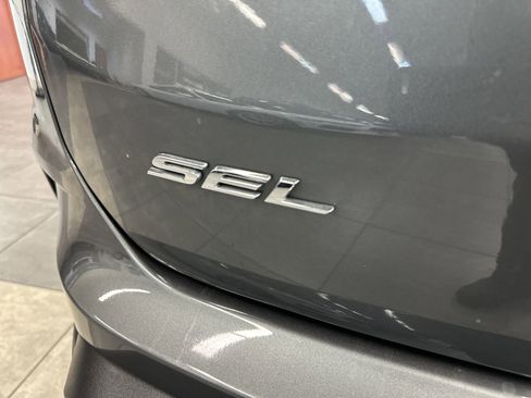 Used 2024 Ford Edge SEL w/ Convenience Package image 9