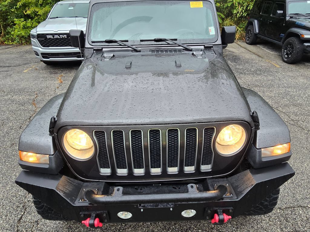 Used 2018 Jeep Wrangler Unlimited Sahara w/ Cold Weather Group AWD/4WD image 15