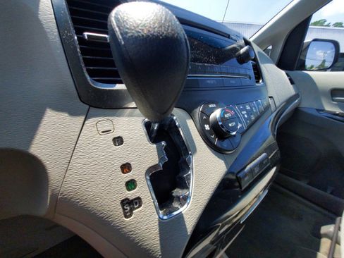 Used 2014 Toyota Sienna LE FWD image 14
