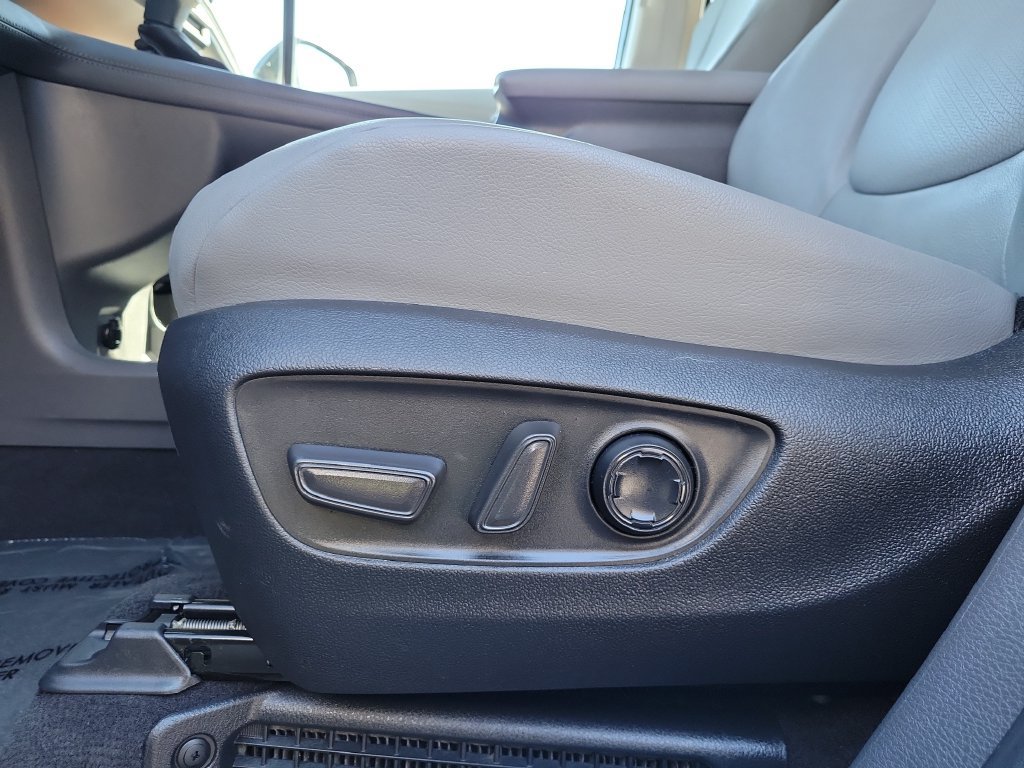 Used 2024 Toyota Sienna XLE FWD image 24