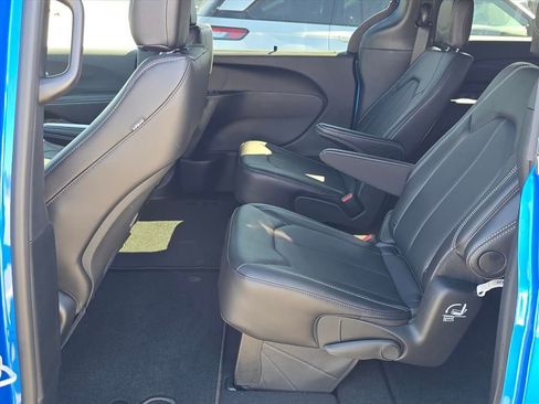 New 2026 Chrysler Pacifica Select image 5