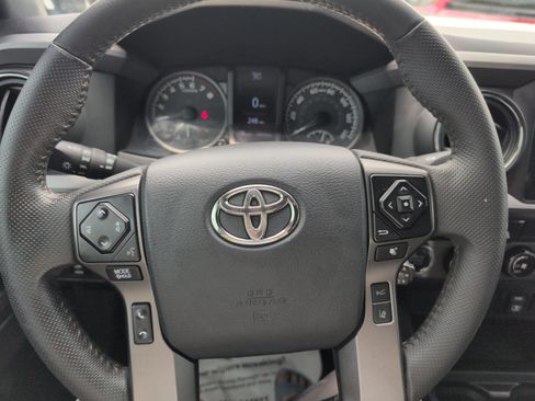 Used 2018 Toyota Tacoma TRD Sport AWD/4WD image 18