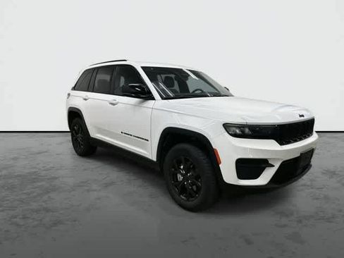 Used 2024 Jeep Grand Cherokee Altitude RWD image 5