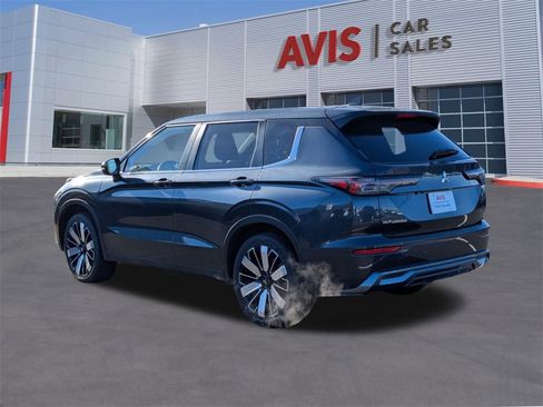 Used 2025 Mitsubishi Outlander SE image 3