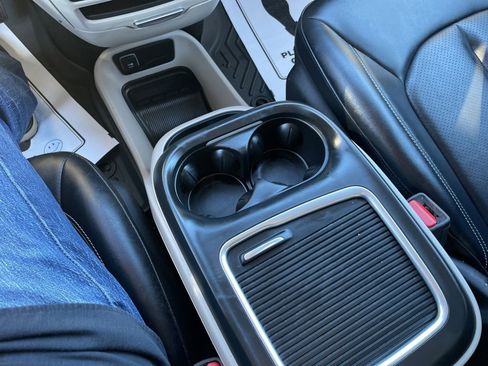 Used 2024 Chrysler Pacifica Touring-L image 9