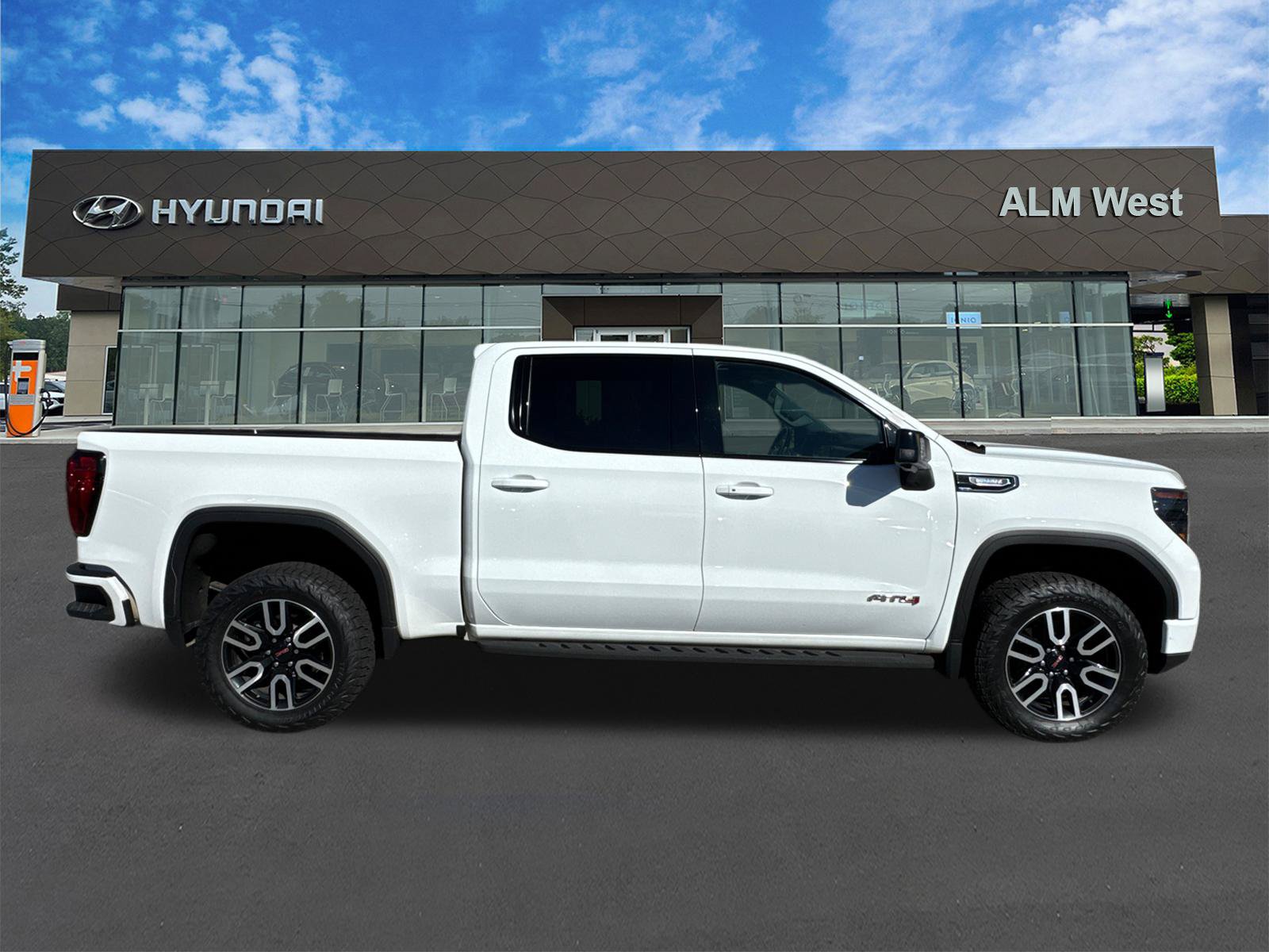 Used 2023 GMC Sierra 1500 AT4 w/ AT4 Premium Package AWD/4WD image 4