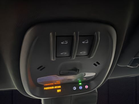 Used 2025 Chevrolet Trax RS w/ Sunroof Package FWD image 24