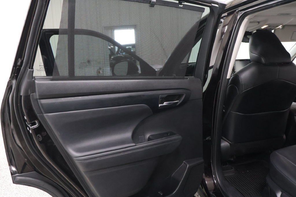 Used 2021 Toyota Highlander XLE AWD/4WD image 23