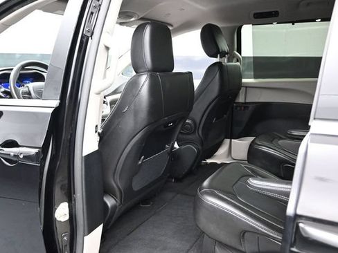 Certified 2024 Chrysler Pacifica Touring-L FWD image 20