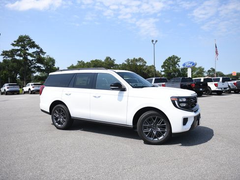 New 2027 Ford Expedition Platinum w/ Stealth Appearance Package RWD image 2