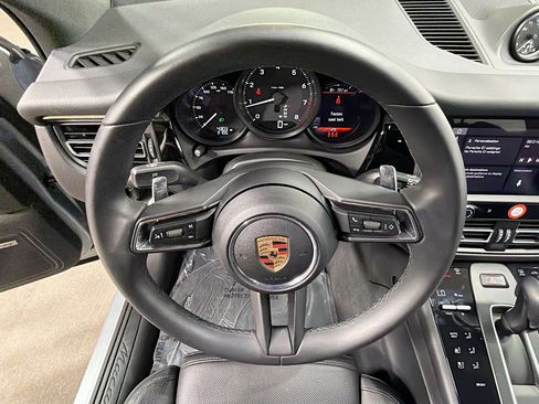 Used 2025 Porsche Macan image 40