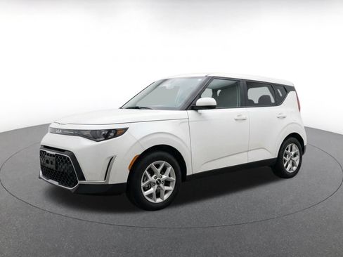 Used 2025 Kia Soul LX w/ LX Technology Package FWD image 3