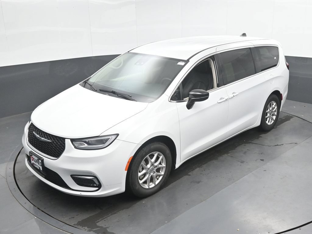 Used 2024 Chrysler Pacifica Touring-L FWD image 36