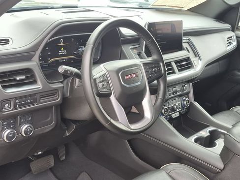 Used 2024 GMC Yukon SLT AWD/4WD image 2