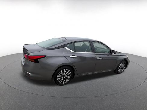 Used 2025 Nissan Altima 2.5 SV FWD image 12