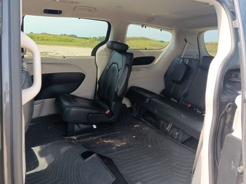 Used 2017 Chrysler Pacifica Touring-L FWD image 18