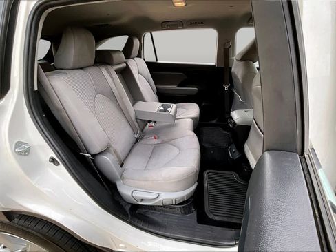 Used 2020 Toyota Highlander LE FWD image 18