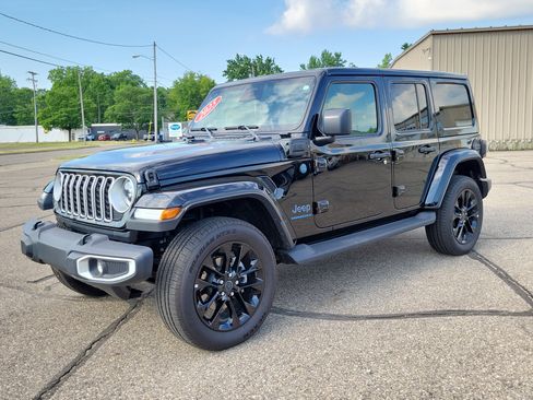Used 2025 Jeep Wrangler Unlimited Sahara AWD/4WD image 2