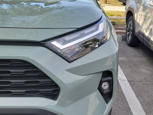 Used 2022 Toyota RAV4 XLE Premium image 4