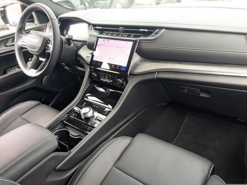 New 2025 Jeep Grand Cherokee Overland w/ Luxury Tech Group IV image 9