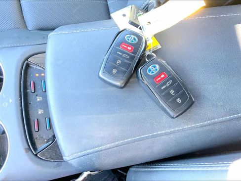 Used 2022 Toyota Venza Limited image 14