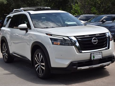 Used 2024 Nissan Pathfinder Platinum FWD image 4