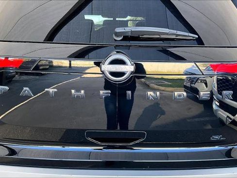 Certified 2023 Nissan Pathfinder SL w/ Lighting Package (N92) image 9