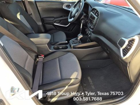 Certified 2025 Kia Soul LX w/ LX Technology Package FWD image 9