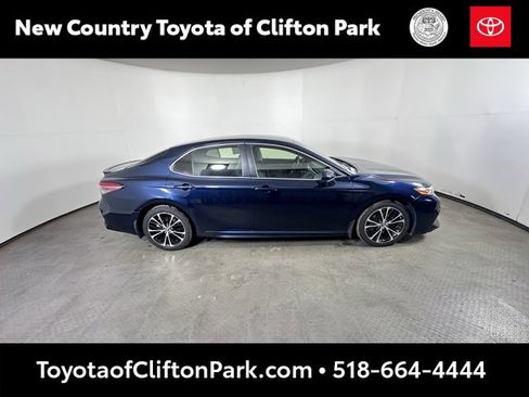 Used 2018 Toyota Camry SE image 2