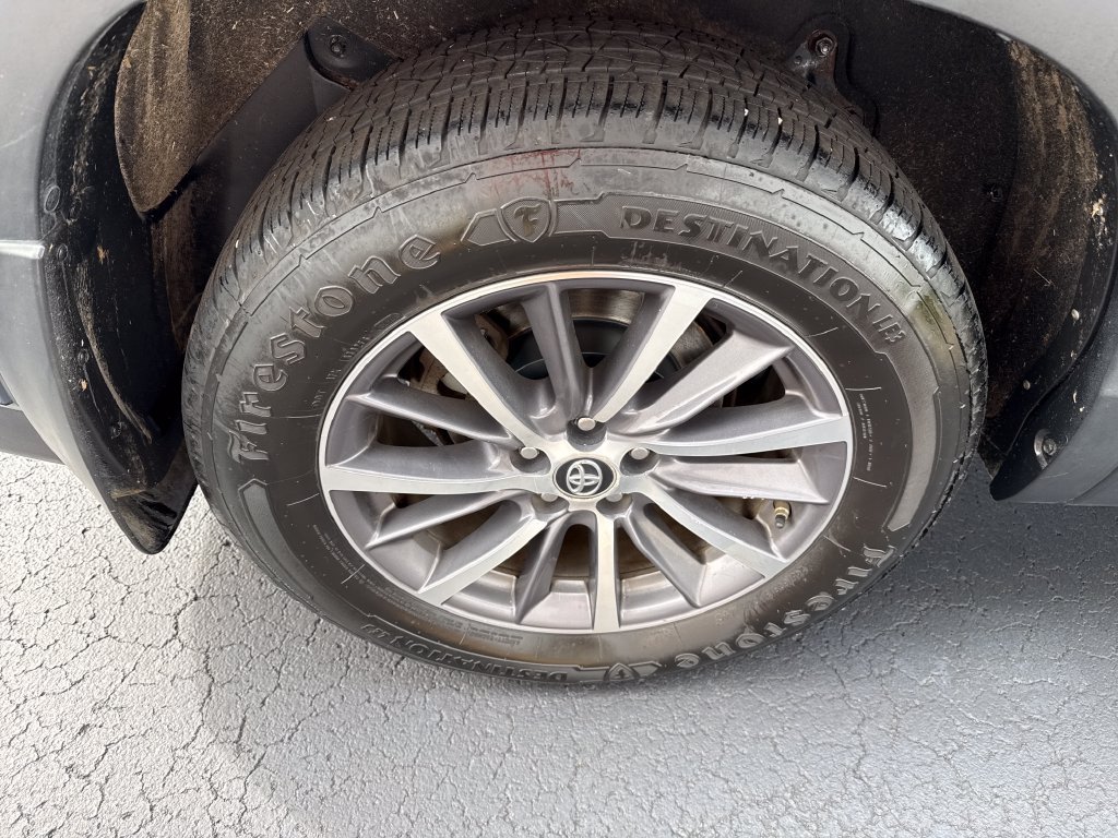 Used 2019 Toyota Highlander XLE AWD/4WD image 25